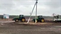 Des fermiers ukrainiens volent un tank russe... en toute discrétion