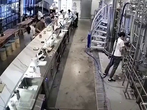 Cet employé fait une grosse boulette en servant une bière !