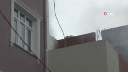 Komşusunun dairesi yandı... Yanan daireyi kovayla su atarak söndürmeye çalıştı