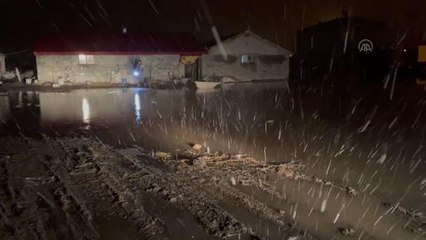 Karla karışık yağmur su baskınlarına neden oldu