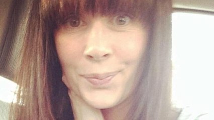 Elle se fait tatouer les sourcils mais se rend compte que tout ne s'est pas passé comme prévu