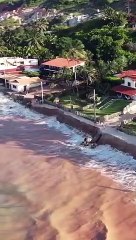 Ressaca do mar ameaça casas na Praia da Peroba, em Icapuí