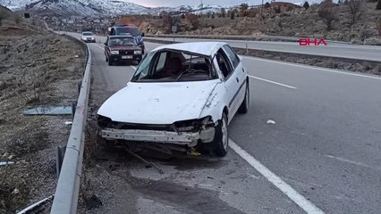 KIRIKKALE'DE OTOMOBİL BARİYERE ÇARPTI: 2 YARALI