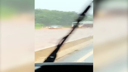 Vídeo: Alagamento na BR-467 em Cascavel coloca motoristas em risco