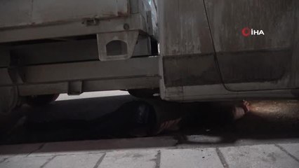 Kaçan kediyi kurtarmak için sahibi aracın altına girdi