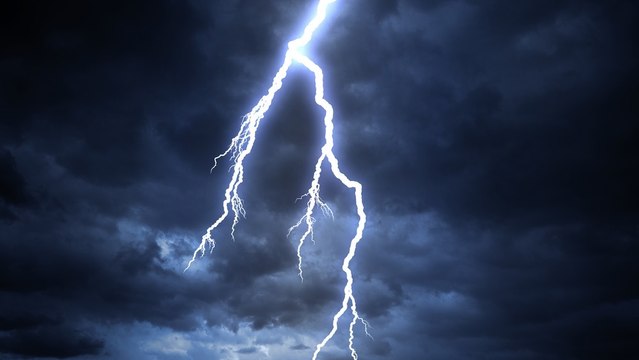Alors qu'il filme un orage, la foudre tombe sur la terrasse où il se trouve...