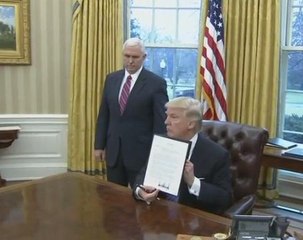 Trump signs order withdrawing U.S. from TPP deal