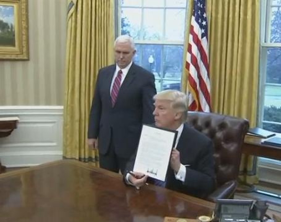 Trump signs order withdrawing U.S. from TPP deal