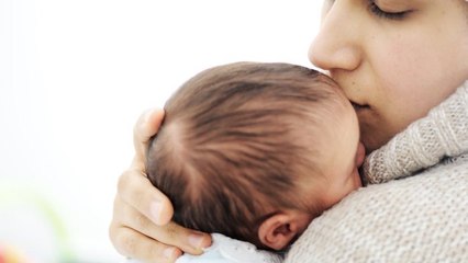 Les câlins seraient bons pour le développement de vos bébés