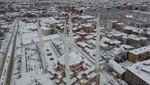 Çorum'da kar yağışı etkili oldu, kent merkezi yeniden beyaza büründü
