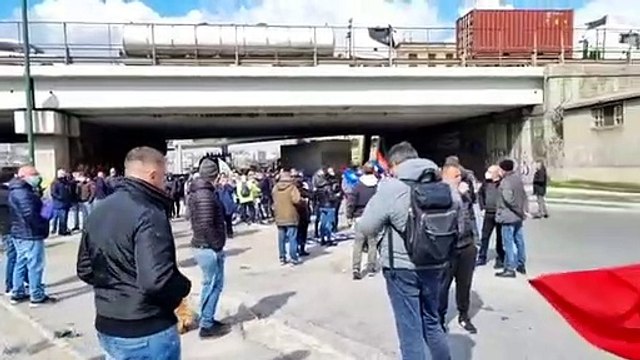 Whirlpool Napoli, operai in corteo: bloccato lo svincolo autostradale Napoli - Salerno
