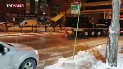 Buzlanan yolda kayan tır araçlara çarparak durabildi
