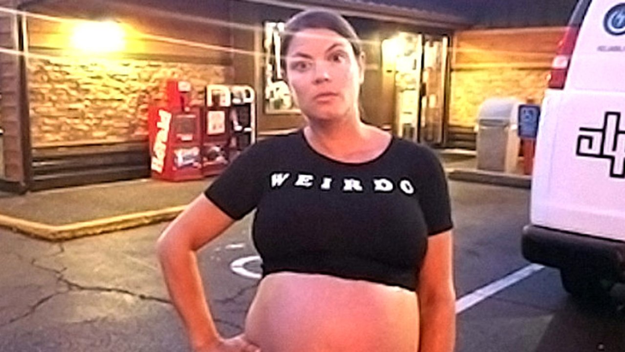 Enceinte, elle se fait virer du restaurant parce que son ventre est trop gros...