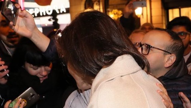 Angelina Jolie provoque un mouvement de foule sur les Champs-Élysées