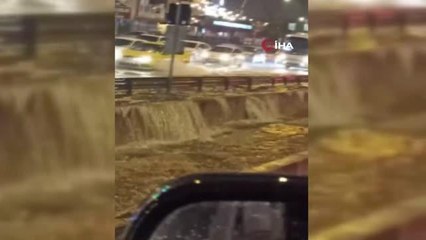 Antalya'da yollar göle döndü, vatandaş araçlar arasında böyle yüzdü