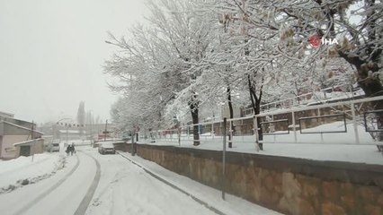 Başkale'de araçlar kara gömüldü, okullar tatil edildi