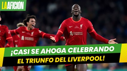 Jugador del Liverpool casi se ahoga con confeti tras ganar la Copa de la Liga