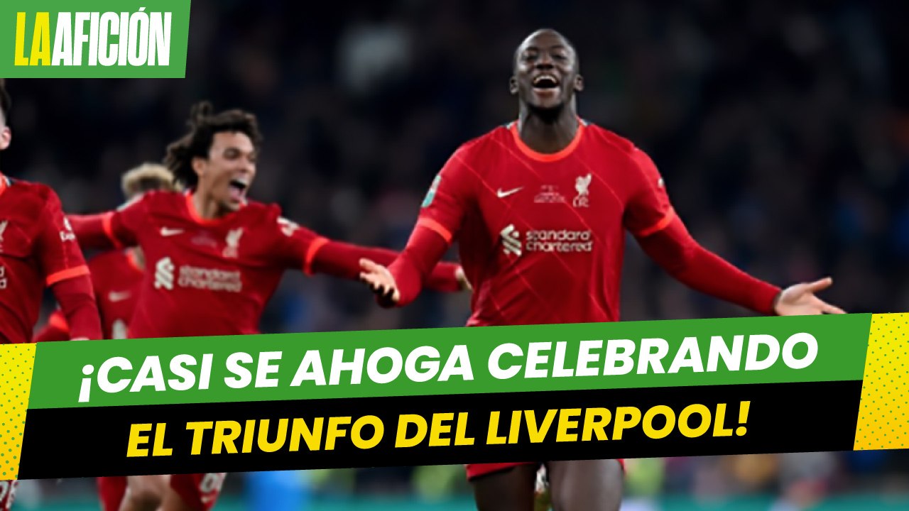 Jugador del Liverpool casi se ahoga con confeti tras ganar la Copa de la Liga