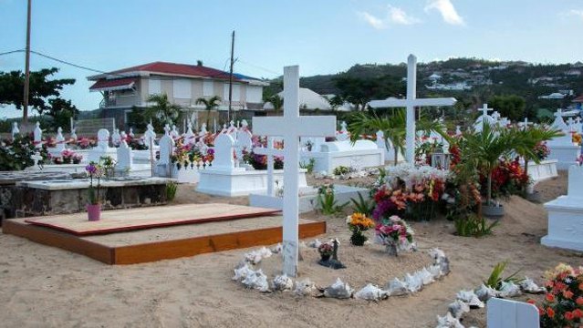 Johnny Hallyday : les riverains du cimetière de saint-Barth gênés par les fans