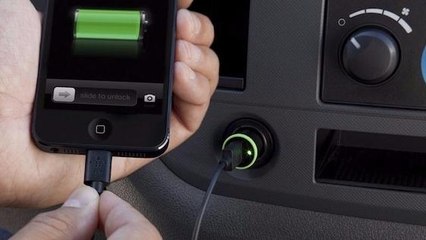 Voilà pourquoi vous ne devez pas charger votre téléphone en voiture
