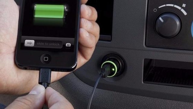 Voilà pourquoi vous ne devez pas charger votre téléphone en voiture