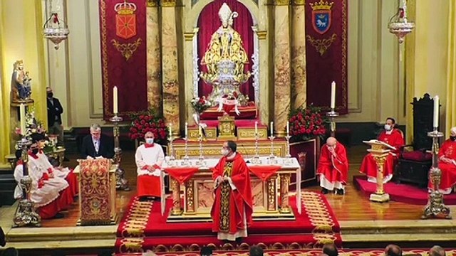 Inesperado homenaje a Javier Leoz, cura de la capilla de San Fermín de Pamplona