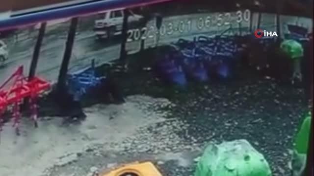 Yolun karşısına geçmeye çalışan vatandaşa otomobil çarptı... Hem yayanın hem de sürücüsünün dikkatsizliği kazayı kaçınılmaz kıldı