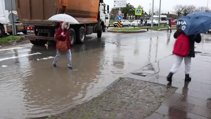 Samsun'da sağanak... Su birikintileri hem yayaları hem de sürücüleri zora soktu