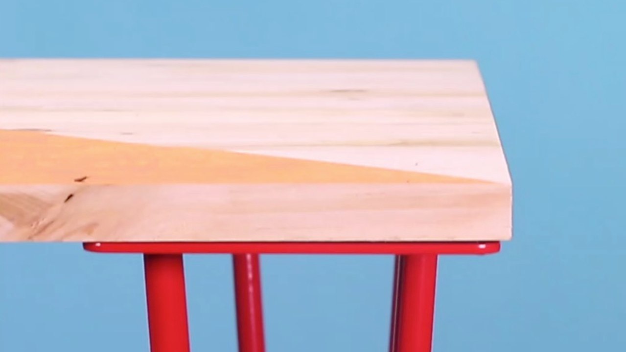 DIY : Récupérez une planche de bois pour en faire une belle table basse