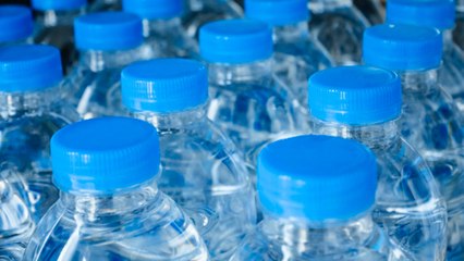 De l'eau en bouteille contaminée par du plastique