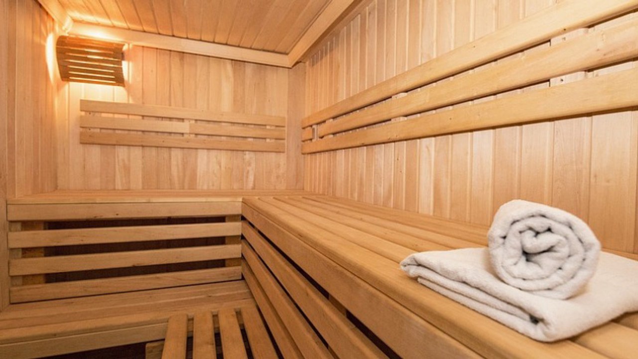 Aller régulièrement au sauna réduirait les risques d'infarctus selon une étude