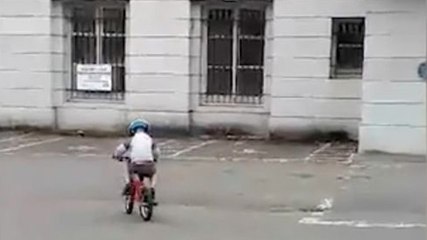 "Oh mon dieu !" : elle filme son fils qui fait du vélo et un détail sur les images lui glace le sang