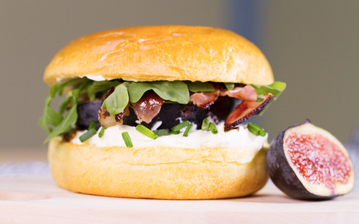 Recette : Le burger figues, crispy bacon et fromage frais