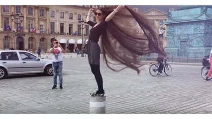Cette jeune fille a les cheveux les plus longs d'Europe
