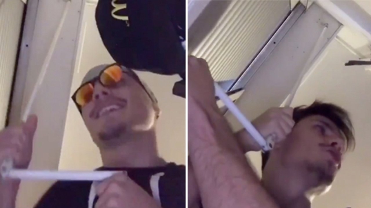 Il fait le buzz en rejouant les plus grands tubes avec... ses volets cassés !