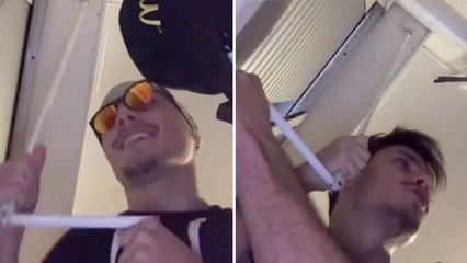 Il fait le buzz en rejouant les plus grands tubes avec... ses volets cassés !