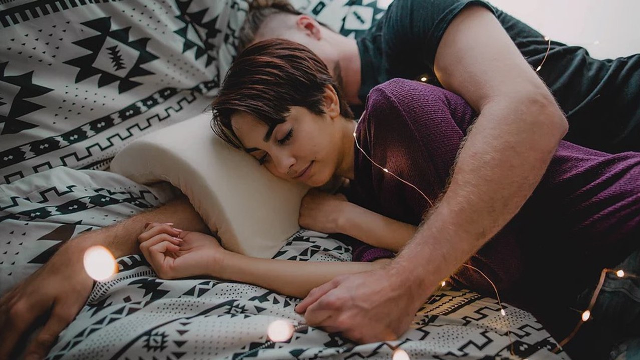 Voici LE coussin qui vous permettra de dormir en spooning