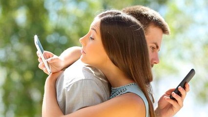 Un homme sur deux pense qu'embrasser quelqu'un d'autre n'est pas tromper