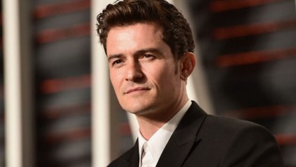 Arachnophobes s'abstenir : une araignée dans la main, Orlando Bloom se filme dans le plus simple appareil