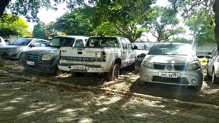 Carros abandonados no terreno da Secretaria do Desenvolvimento Agrário