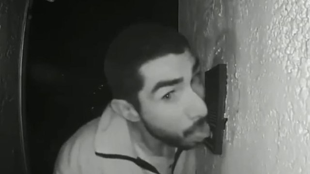 Une caméra de surveillance filme un homme léchant une sonnette... pendant 3 heures !