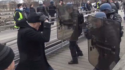 Gilets jaunes : la femme de l'ex-boxeur Christophe Dettinger s'exprime pour la première fois (VIDEO)