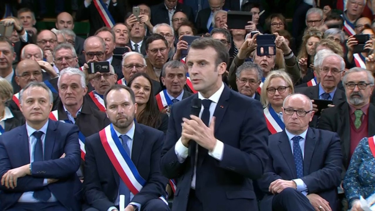 "Il y en a qui déconnent" : la petite phrase d'Emmanuel Macron qui ne passe pas