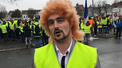 Gilets jaunes : déguisé en Jeff Tuche, il fait beaucoup rire les internautes