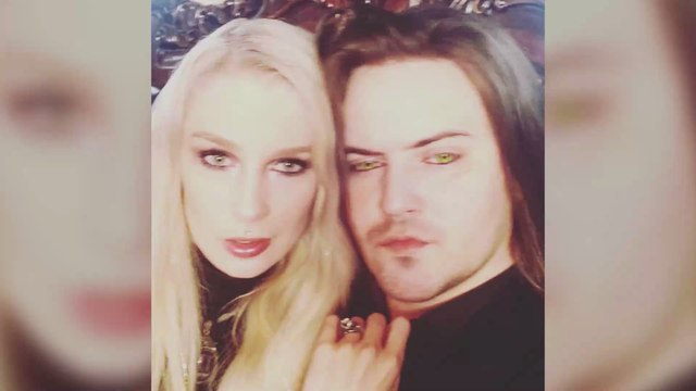 Ils affirment être des vampires : ce couple vit avec sa donneuse de sang