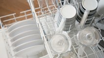 Voici l'astuce parfaite pour désodoriser facilement et naturellement son lave-vaisselle !