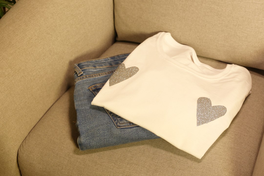 Transformez un simple t-shirt en une pièce mode tendance