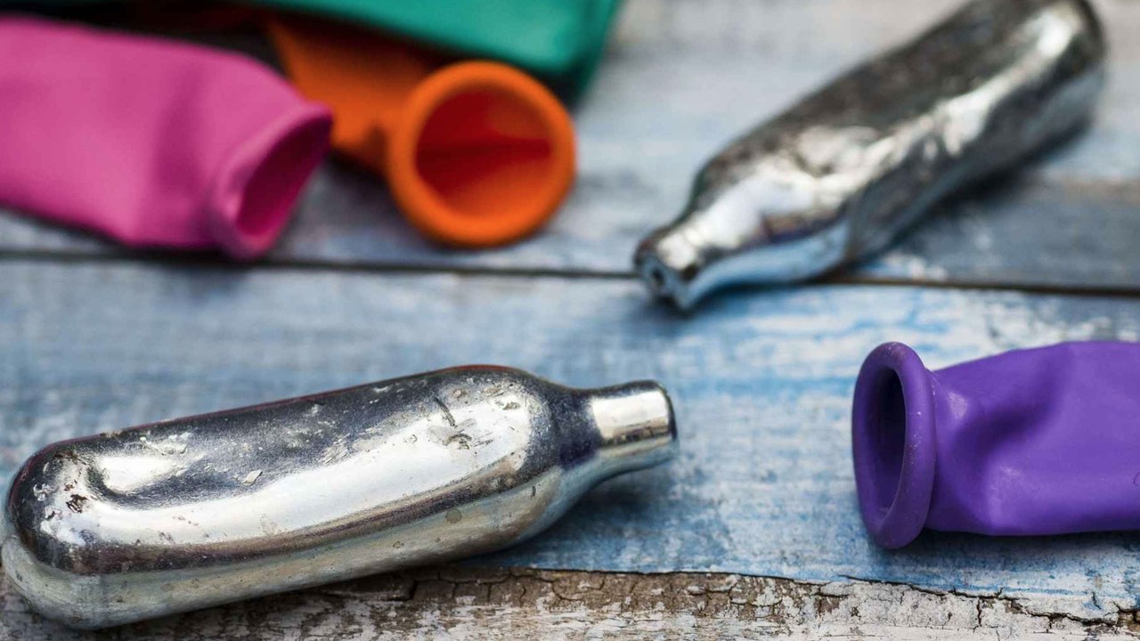 La dangereuse mode du protoxyde d'azote, la drogue du fou rire