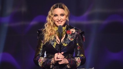 Madonna : elle débarque en niqab à l'aéroport JFK et choque la Toile ! (VIDEO)