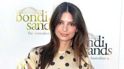 Emily Ratajkowski pose topless en cycliste flashy !